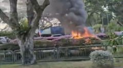 东海岸公园大道一辆轿车起火